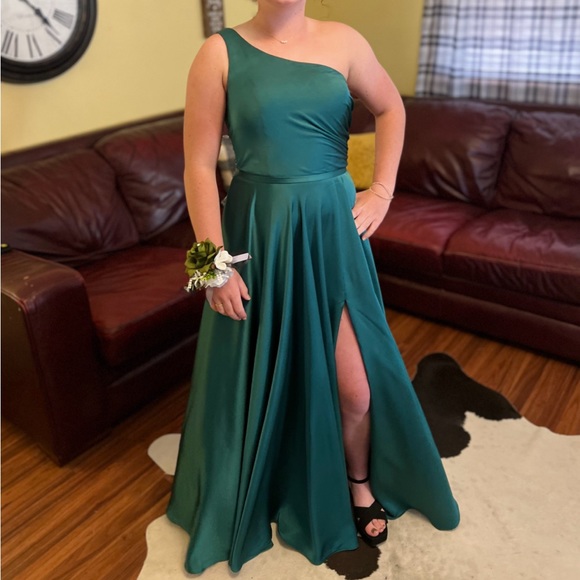 Formal green dress. Dave & Johnny Sz 6. Excellent condition. - Picture 1 of 4